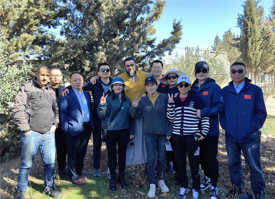 中國醫(yī)生們與穆罕默德一家人合影留念。中國第28批援阿爾及利亞醫(yī)療隊塞地夫分隊供圖