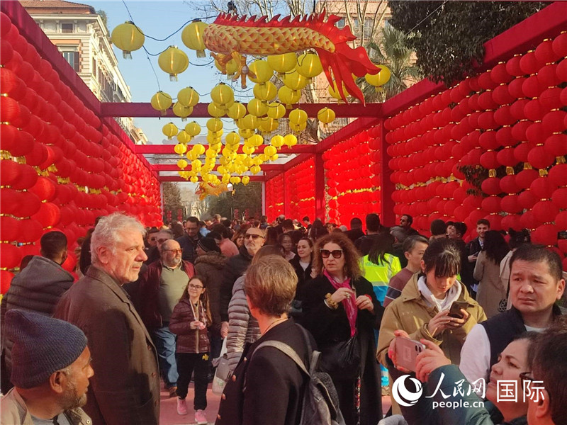 游園會(huì)入口處張燈結(jié)彩，人流如織。人民網(wǎng)記者鄭彬攝