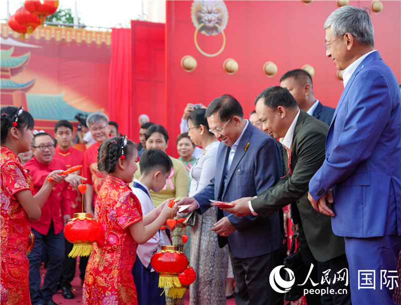 在活動現(xiàn)場，敏昂萊主席夫婦根據(jù)當(dāng)?shù)貍鹘y(tǒng)向兒童送祝福1-人民網(wǎng)記者謝佳君攝