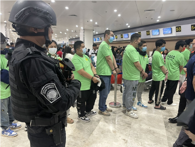 中國和菲律賓兩國執(zhí)法部門合作遣返在菲從事離岸博彩的中國公民。駐菲律賓使館供圖
