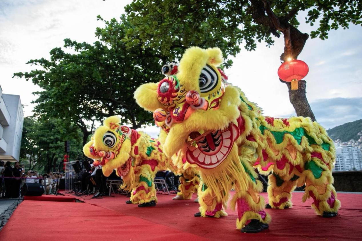 當(dāng)?shù)貢r(shí)間2月24日晚，2024年元宵節(jié)慶?；顒?dòng)在巴西里約熱內(nèi)盧市科帕卡巴納要塞舉辦。巴西山河文化促進(jìn)中心供圖