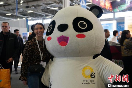 3月5日，2024年柏林國際旅游交易會(ITB)在柏林會展中心拉開帷幕。以“你好！中國”為主題的中國展區(qū)當日亮相展會。圖為觀眾與大熊貓人偶合影。中新社記者 馬秀秀 攝