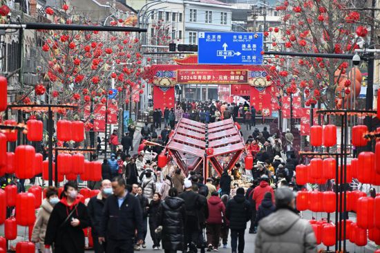 2024年2月18日，游客在2024年青島蘿卜·元宵·糖球會上消費(fèi)、游玩。新華社記者李紫恒攝