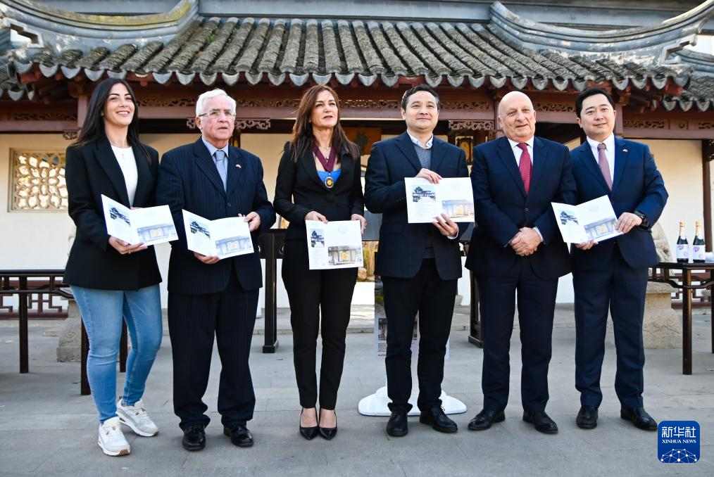 3月6日，嘉賓出席在馬耳他桑塔露琪亞市舉行的中國(guó)生肖郵票發(fā)行儀式。新華社發(fā)（喬納森·博格攝）