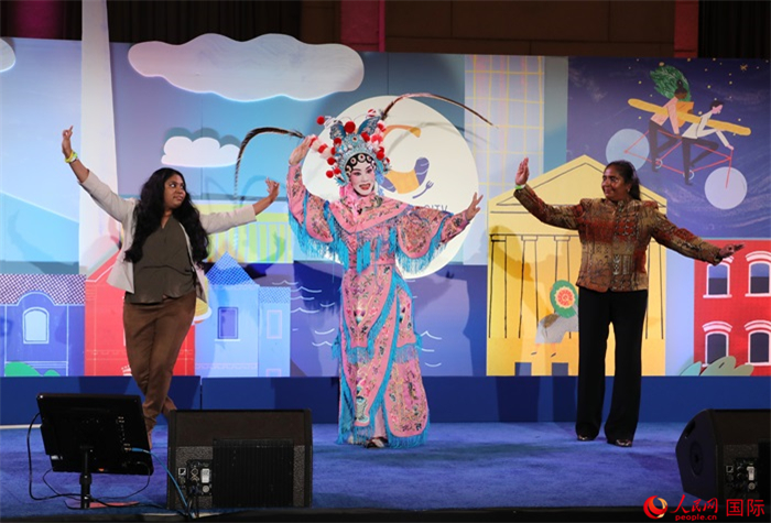 當(dāng)?shù)厝A人京劇社團(tuán)的青年演員現(xiàn)場(chǎng)表演京劇選段，并與現(xiàn)場(chǎng)觀眾近距離互動(dòng)。人民網(wǎng)記者 李志偉攝