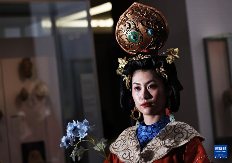 3月13日，在位于法國(guó)巴黎的吉美國(guó)立亞洲藝術(shù)博物館，模特展示敦煌復(fù)原服飾。新華社記者 高靜 攝