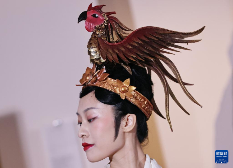 3月13日，在位于法國(guó)巴黎的吉美國(guó)立亞洲藝術(shù)博物館，模特展示敦煌復(fù)原服飾。新華社記者 高靜 攝