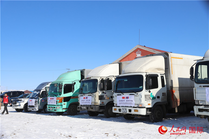 6.3月18日，滿(mǎn)載賑災(zāi)物資卡車(chē)在中央省額爾登縣整裝待發(fā)。人民網(wǎng)記者 霍文攝