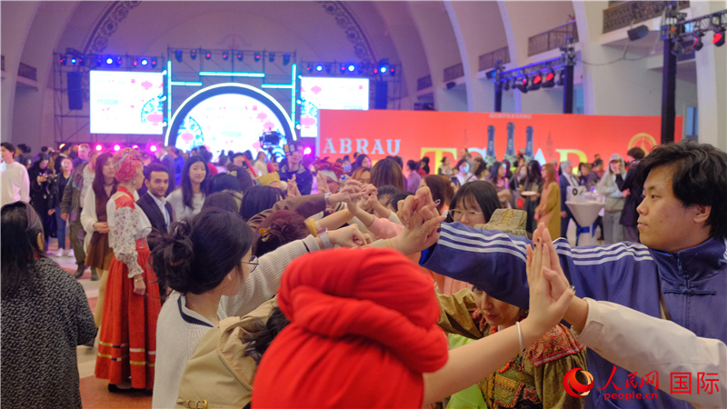 中俄觀(guān)眾在現(xiàn)場(chǎng)參與俄羅斯民俗互動(dòng)游戲。人民網(wǎng) 褚夢(mèng)琦攝