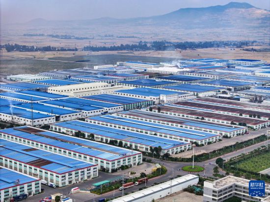 這是2023年11月3日在埃塞俄比亞杜凱姆市拍攝的東方工業(yè)園（無人機(jī)照片）。 新華社發(fā)（東方工業(yè)園供圖）