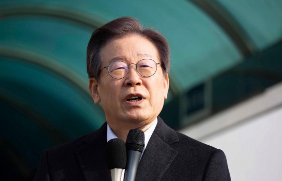 1月10日，韓國最大在野黨黨首李在明從首爾大學(xué)醫(yī)院出院時(shí)發(fā)表講話。新華社發(fā)（全休相攝）