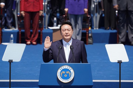 2022年5月10日，在韓國(guó)首爾，尹錫悅出席總統(tǒng)宣誓就職儀式。新華社發(fā)（李相浩攝）