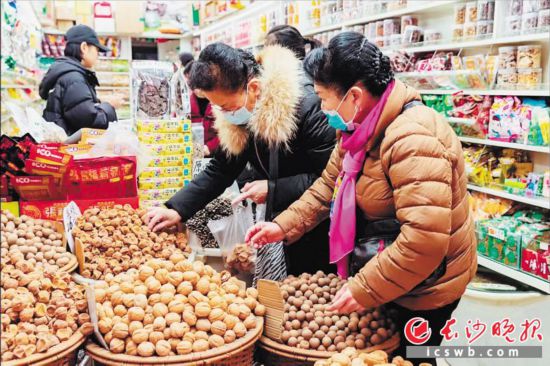 　　在長沙南門口菜市場附近的一家炒貨店內(nèi)，市民正在選購年貨?！　￠L沙晚報全媒體記者 范宏歡 攝
