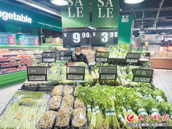 　　家樂福芙蓉廣場店，市民在選購春菜。