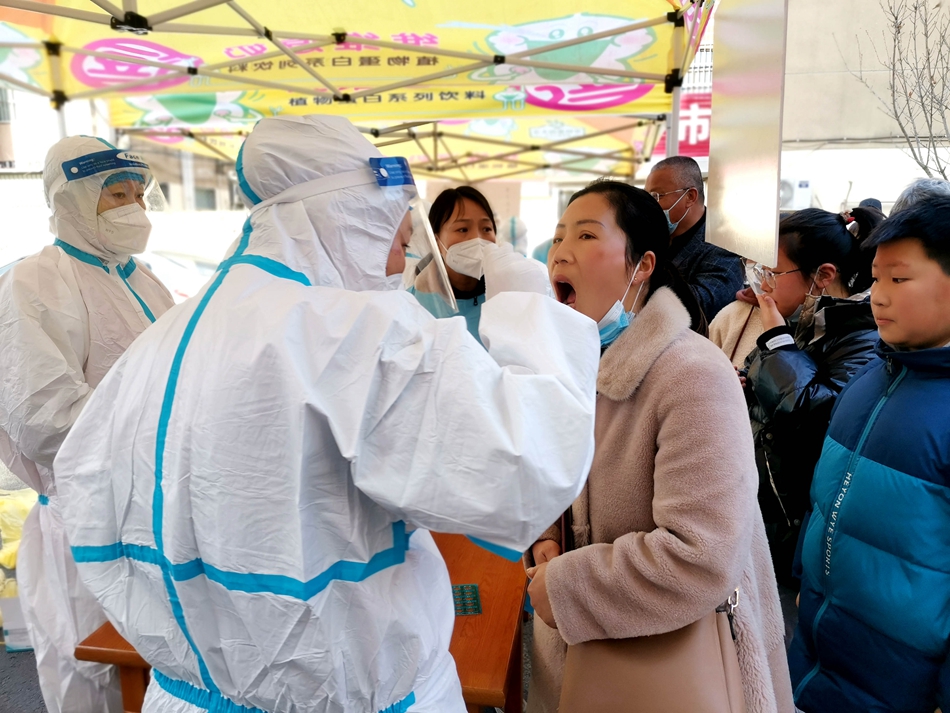 連云港贛榆區(qū)抽調(diào)近500名醫(yī)務(wù)人員開展核酸檢測。朱代桂攝
