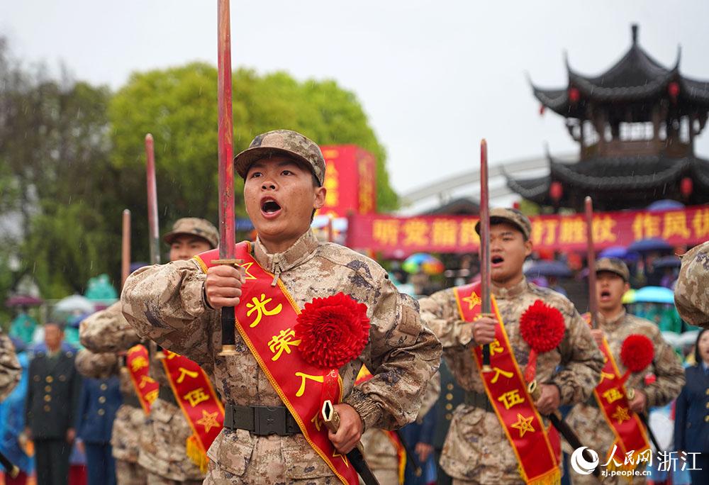 3月22日，新兵們高喊誓言、莊嚴(yán)亮劍。人民網(wǎng) 章勇濤攝