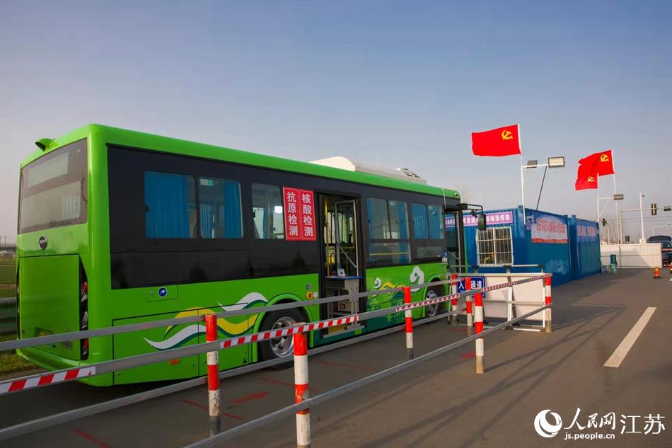 淮安市客總汽車運輸有限公司調(diào)集兩部車況最佳“核酸采樣流動車”，組建黨員“先鋒崗”。紀(jì)星名攝