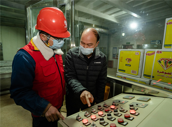 電力工作人員對用電企業(yè)進(jìn)行指導(dǎo)。受訪單位供圖