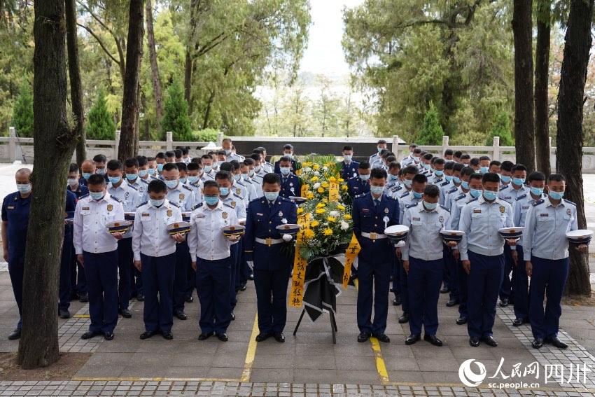涼山州森林消防支隊(duì)駐西昌全體消防救援人員一同前往西昌市烈士陵園舉行紀(jì)念活動(dòng)。樊文淵攝