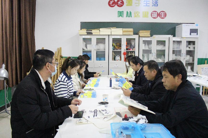 河北省臨西縣人民檢察院未檢檢察官在臨西縣第二小學(xué)為家長講解家庭教育促進(jìn)法。 孫國月攝