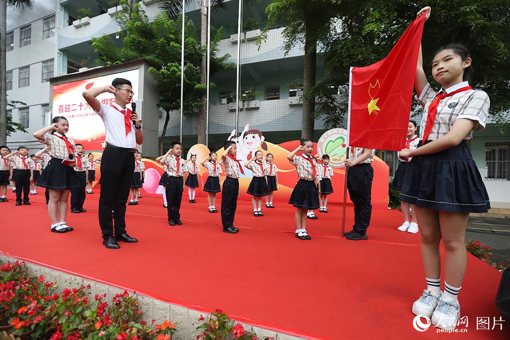 5月31日，在廣西壯族自治區(qū)南寧市民主路小學，學校大隊輔導員帶領少先隊員呼號。人民網(wǎng)記者 嚴立政攝