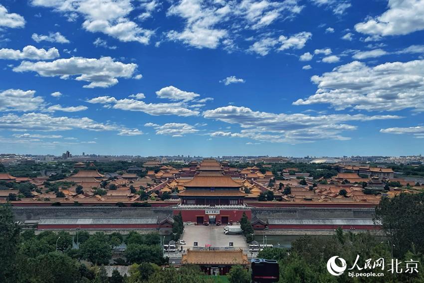 北京再現(xiàn)“高顏值”藍(lán)天白云。 人民網(wǎng) 池夢蕊攝