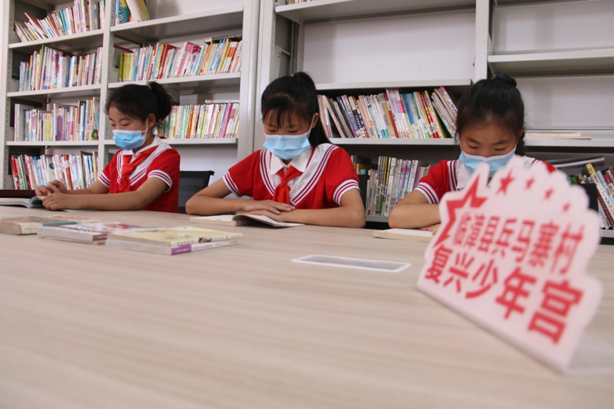 河北省臨漳縣柏鶴集鄉(xiāng)兵馬寨村復興少年宮，孩子們在閱覽室讀書。 申志好攝