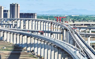 6月7日，工人在唐山市高新技術(shù)開發(fā)區(qū)境內(nèi)的京唐城際鐵路建設(shè)工地施工（無人機照片）。 新華社記者 楊世堯攝
