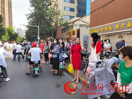石家莊外國(guó)語(yǔ)學(xué)?？键c(diǎn)外送考的家長(zhǎng)。人民網(wǎng) 祝龍超攝