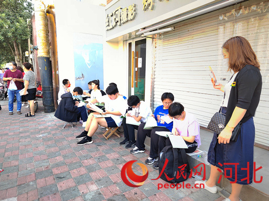 臨進(jìn)考場(chǎng)，考生抓緊時(shí)間再?gòu)?fù)習(xí)一下。人民網(wǎng) 祝龍超攝
