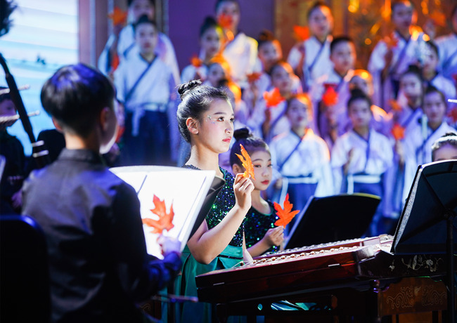 樂(lè)團(tuán)在臺(tái)上演出。單位供圖