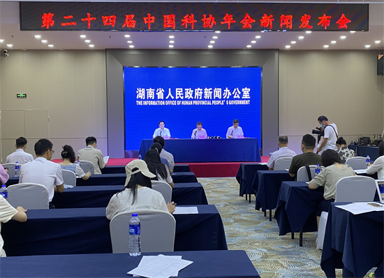 發(fā)布會(huì)現(xiàn)場。 向宇攝