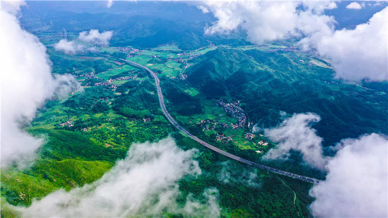 湖南省常寧市廟前鎮(zhèn)泉井村，云霧繚繞，青山蒼翠，公路蜿蜒，秀美如畫。周秀魚春攝