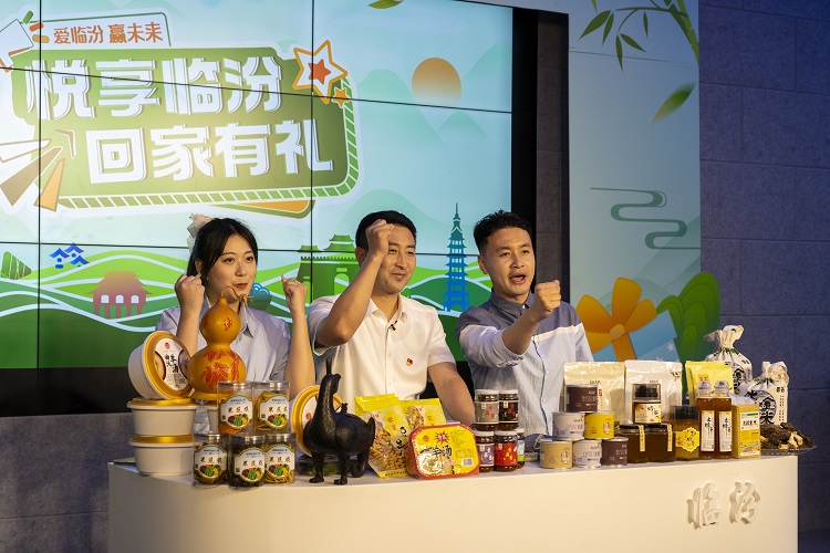 6月3日下午，在臨汾原產(chǎn)地商品體驗店，曲沃縣副縣長樊奇選對當?shù)氐霓r(nóng)特產(chǎn)品、旅游景點進行了推介代言。鄭遠飛攝