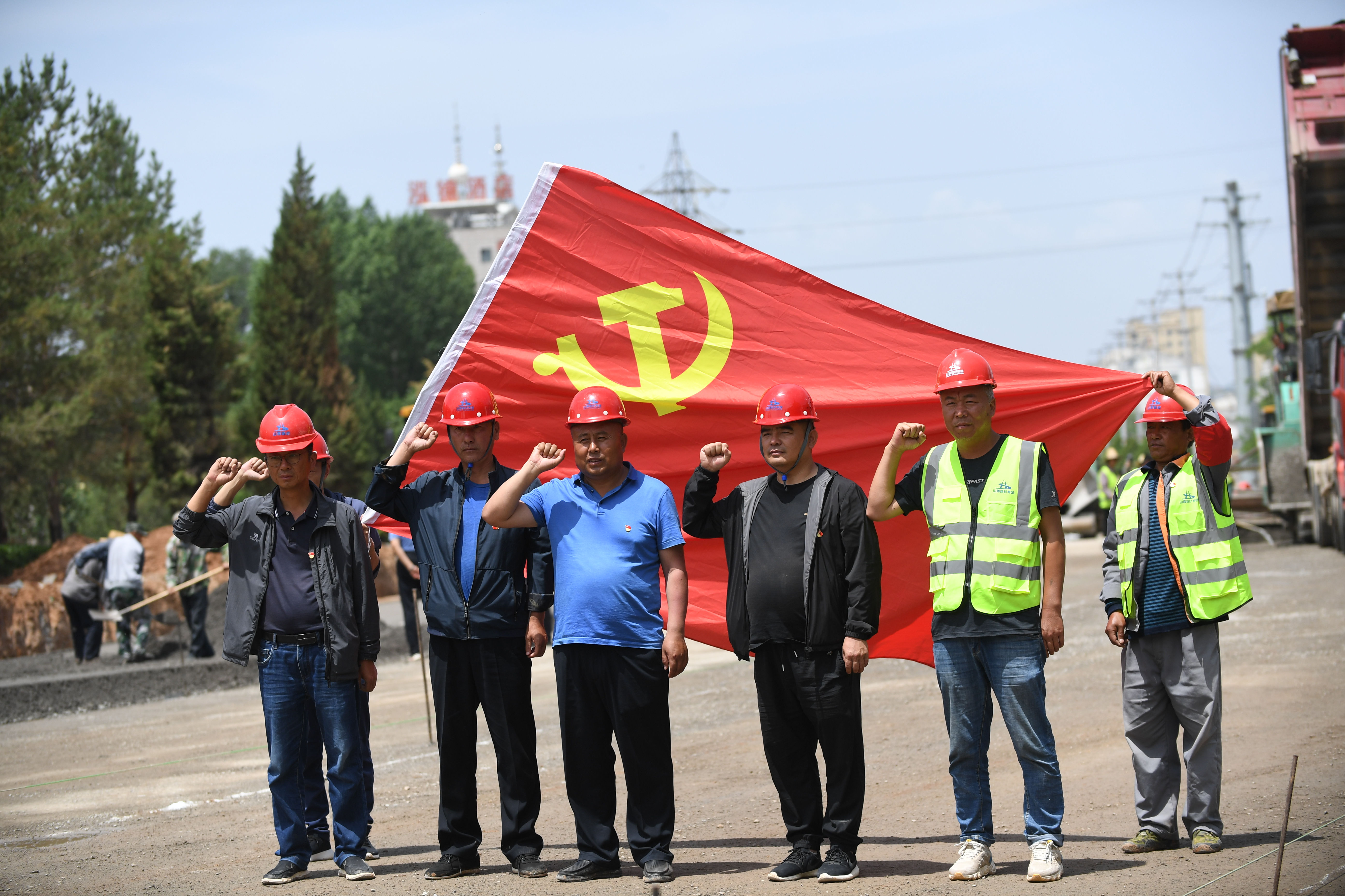 路橋工人在黨旗下宣誓。圖片由路橋公司提供