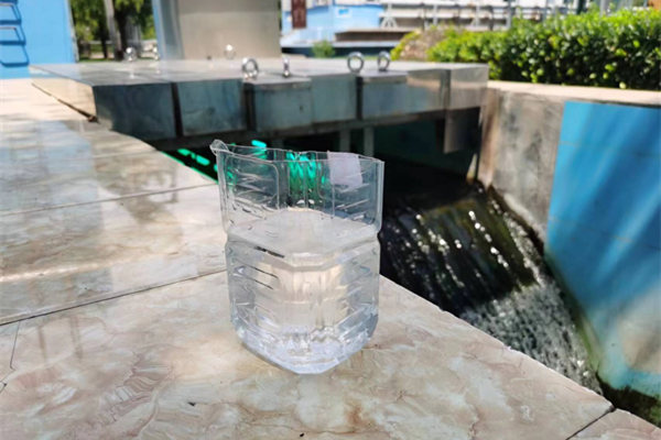 在邯鄲市雞澤縣藍天污水處理廠，污水經(jīng)過處理后清澈透明。鄭佳欣攝