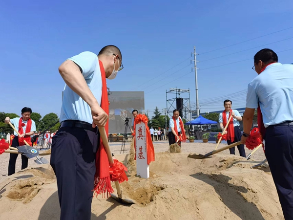 作為今年荷花節(jié)“開場秀”，理士新能源智造園區(qū)項目正式開工。人民網(wǎng) 馬曉波攝