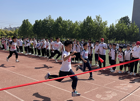 河北省威縣第四小學(xué)學(xué)生組織短跑比賽。 趙國華攝