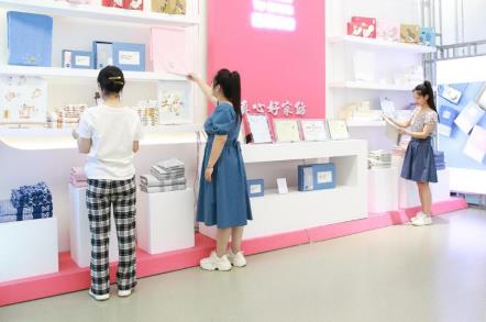 多樣的高陽紡織產(chǎn)品吸引大家關(guān)注。班靜怡攝