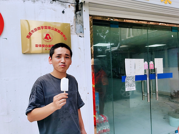 2過路司機(jī)在驛站冷飲。人民網(wǎng)記者王繼亮攝.jpg