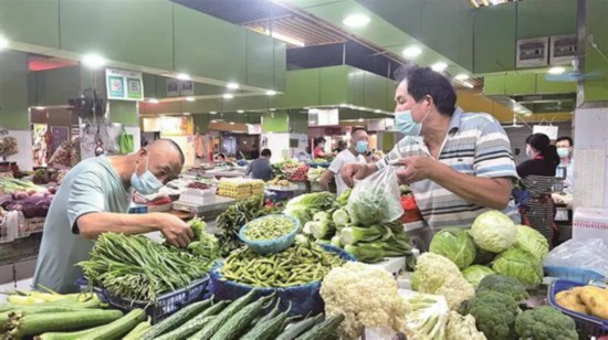 無錫市民在沁揚(yáng)市場(chǎng)和往常一樣購(gòu)買農(nóng)副產(chǎn)品。宗曉東攝