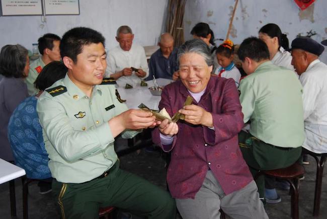 趙德恒與孤寡老人共度端午佳節(jié) 。 濱州市公安局海岸警察支隊(duì)岔尖派出所供圖