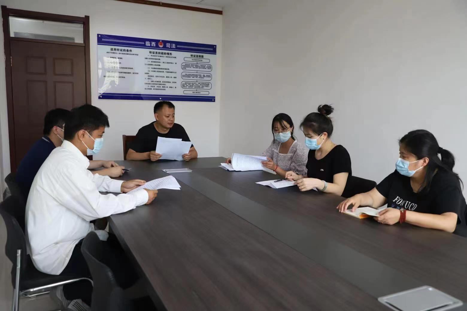 邢臺市臨西縣司法局工作人員在行政復(fù)議聽證室對行政復(fù)議事項(xiàng)開展聽證問詢。 孟凡儒攝
