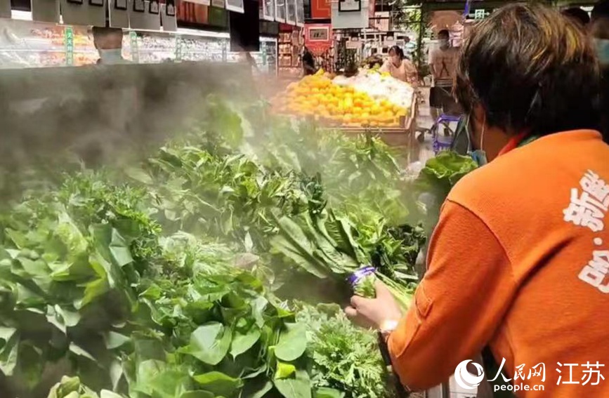 在大潤發(fā)長江北路店里，果蔬、肉蛋等生活必需品種類齊全，供應充足，市民正有序選購。無錫市委網(wǎng)信辦供圖