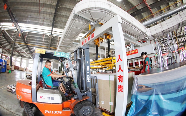 沭陽(yáng)縣一公司車間內(nèi)一派緊張有序的繁忙景象。沭陽(yáng)縣委宣傳部供圖