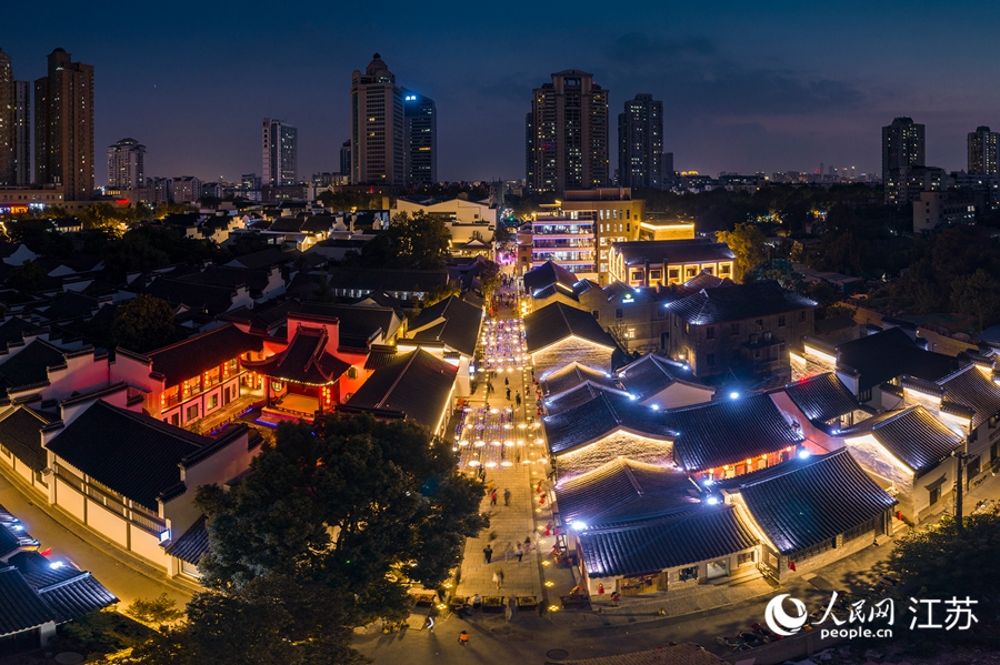 熙南里歷史文化休閑街區(qū)夜景。熙熙攝