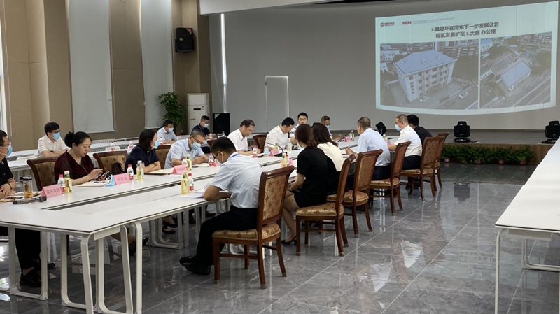 河?xùn)|區(qū)委書記范少軍一行深入老電建公司辦公園區(qū)就盤活園區(qū)工作進行部署研究。河?xùn)|區(qū)供圖