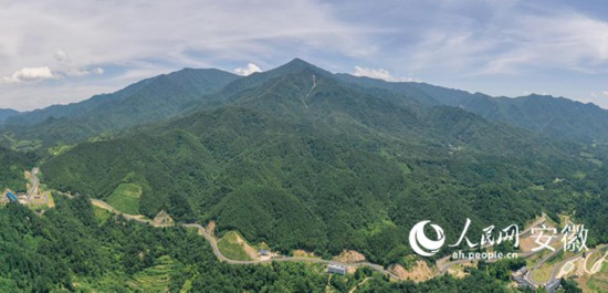 大別山旅游扶貧快速通道。人民網(wǎng) 陳若天攝