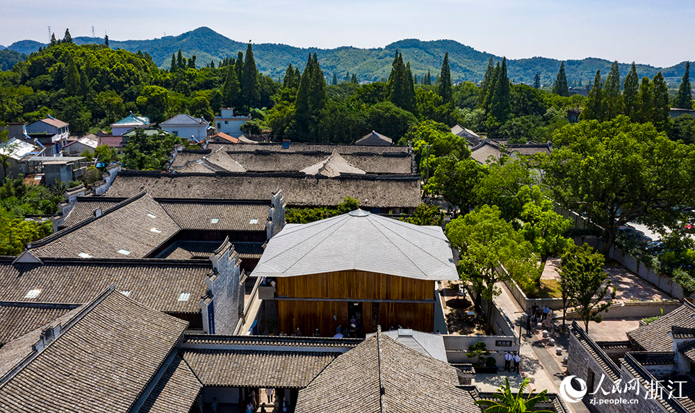 7月23日，空中俯瞰位于寧波市江北區(qū)慈城鎮(zhèn)的抱珠樓。人民網(wǎng) 章勇濤攝