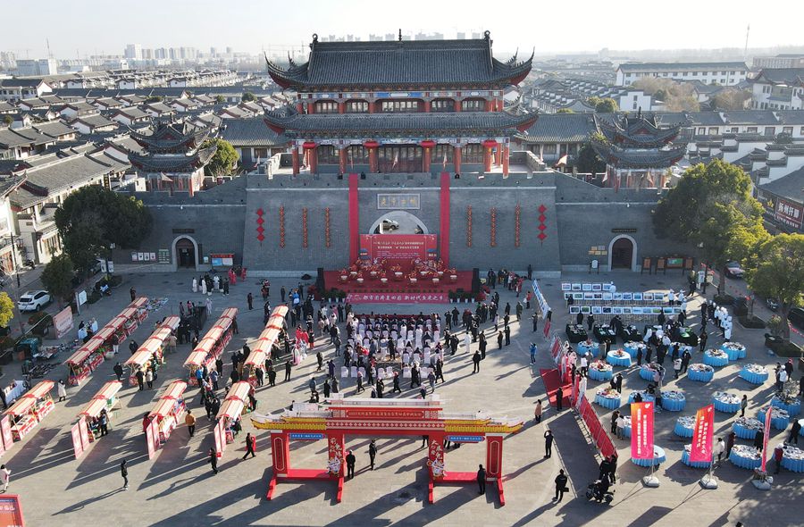 城門掛春聯(lián)，金湖沖刺“開門紅”。陳義寶攝